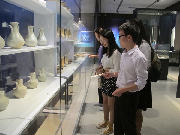 图二：王伟老师带领同学们参观省博物馆.jpg